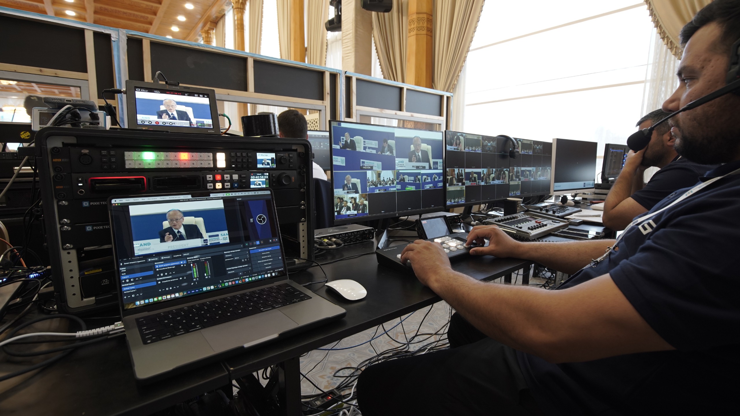 Live Broadcast and Speaker Display on Screens